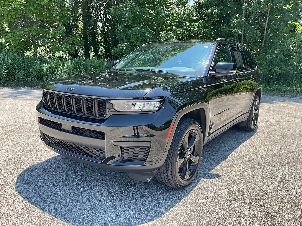 Certified Used 2024 Diamond Black Crystal Pearl Coat Jeep Altitude X image 3