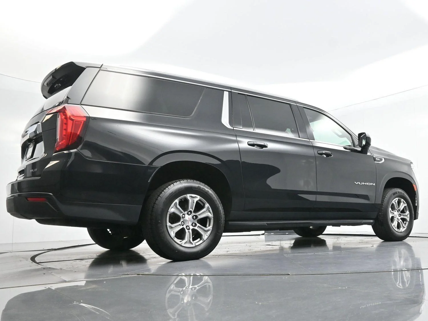 Used 2023 Onyx Black GMC SLE image 50