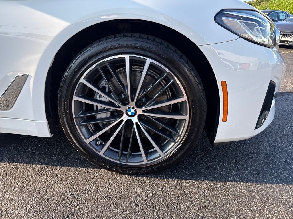 Used 2023 Alpine White BMW 540i xDrive w/premium pkg image 29
