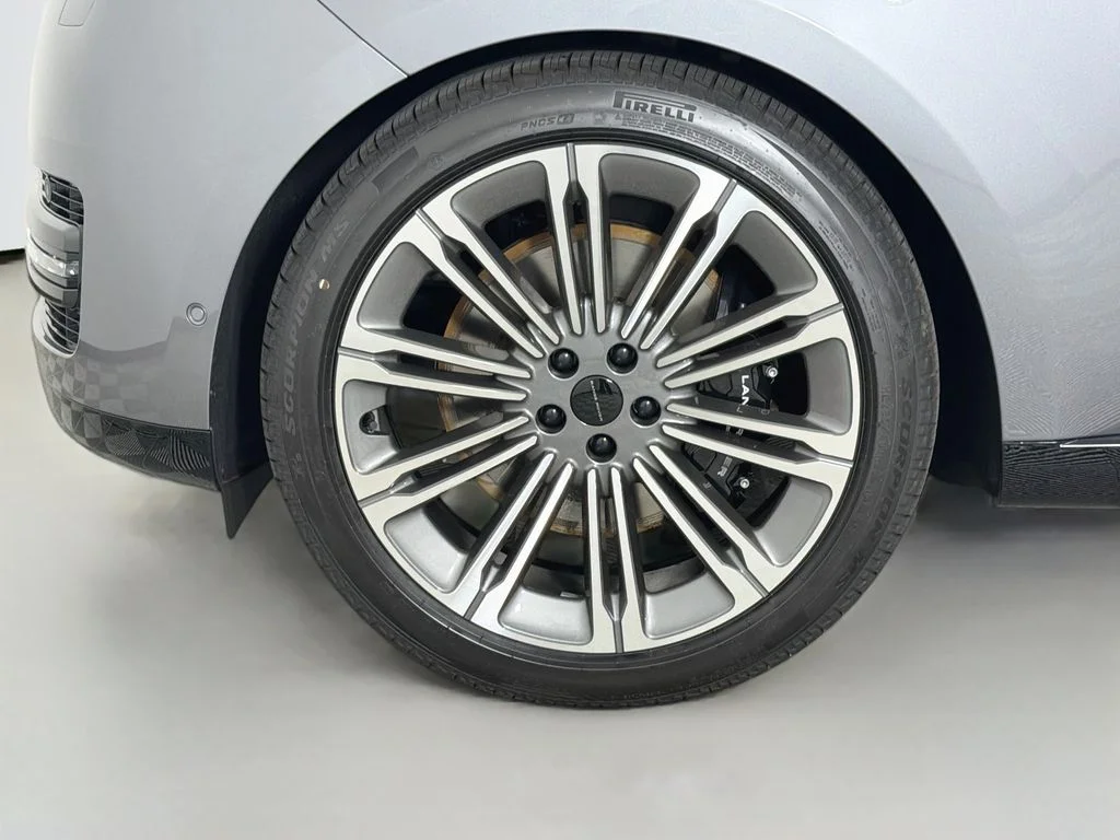 New 2026 Eiger Grey Land Rover SE image 33