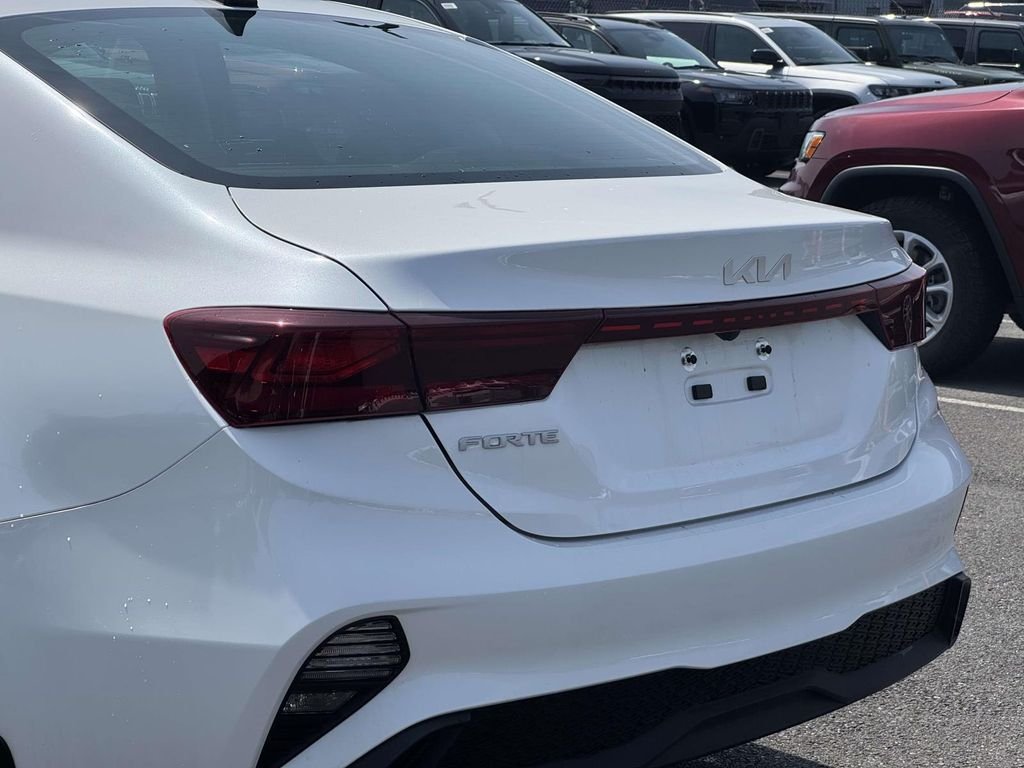 Used 2024 White Kia LXS image 10