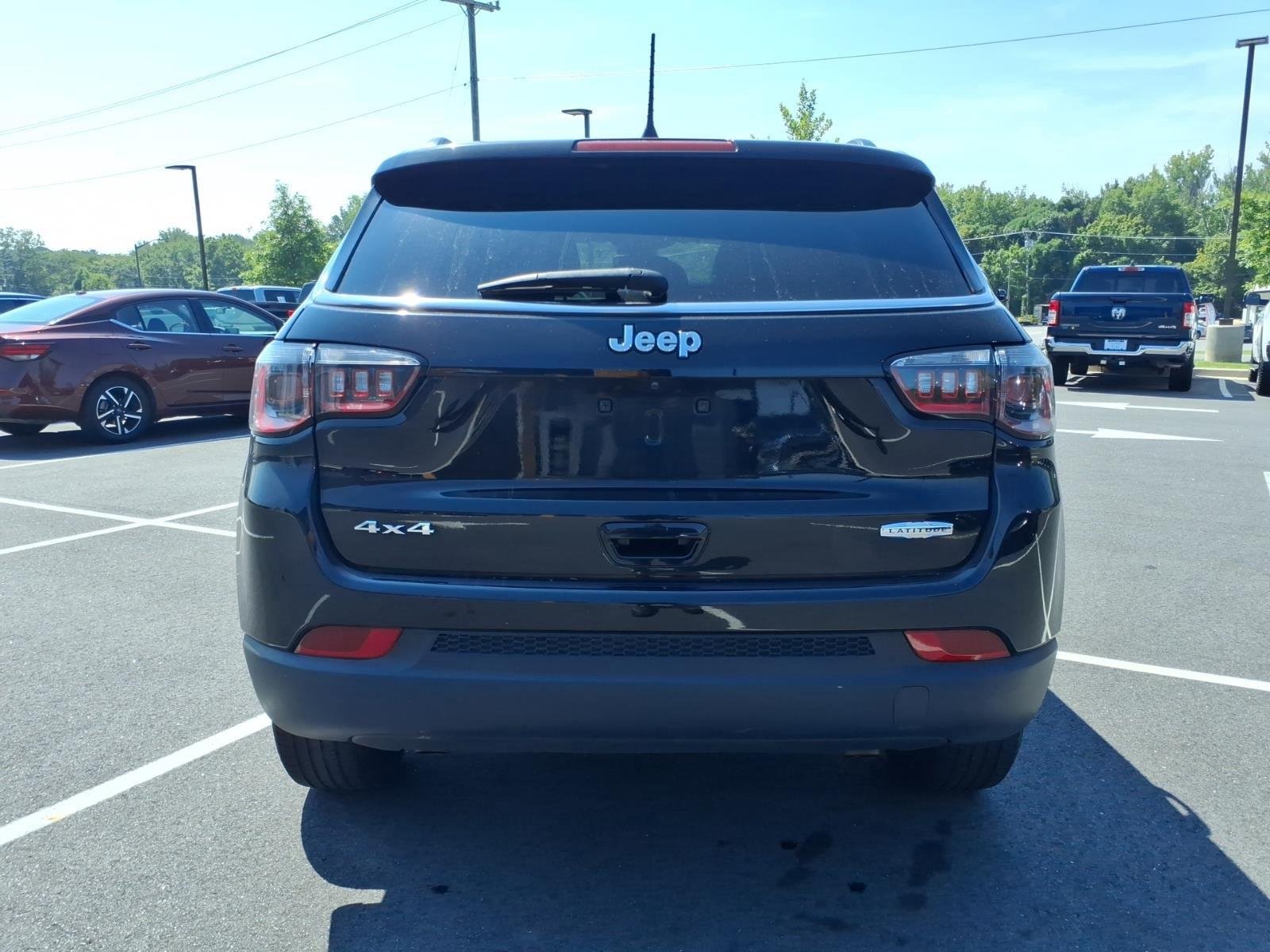 Used 2024 Diamond Black Crystal Pearlcoat Jeep Latitude image 16