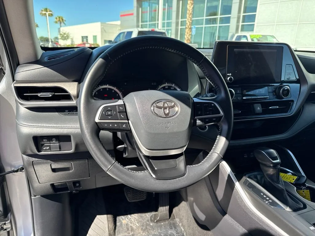 2025 Toyota Highlander LE - Photo 14