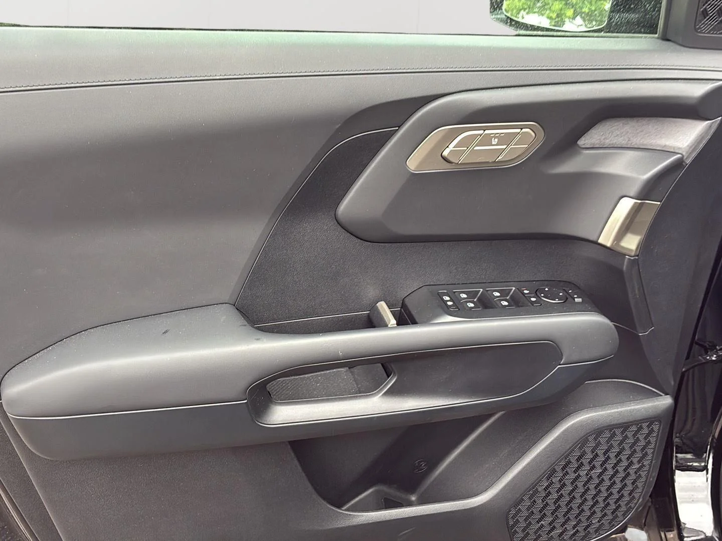 Used 2027 Ebony Black Kia S image 23