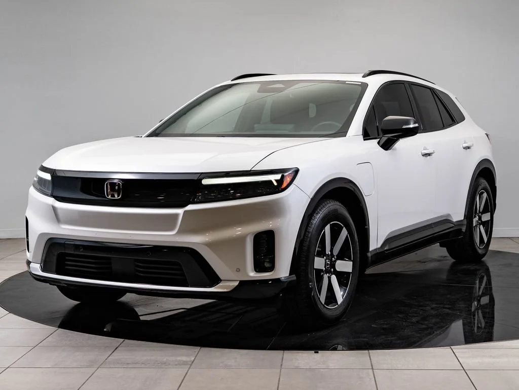 Used 2025 Snowfall Pearl Honda Touring image 1