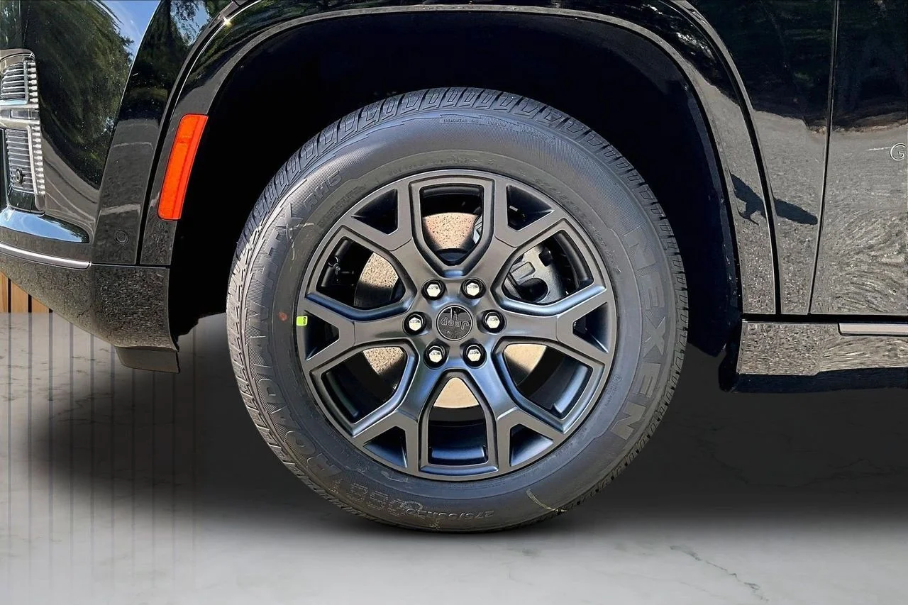 New 2026 High Gloss Black Exterior Paint Jeep Limited Altitude image 34