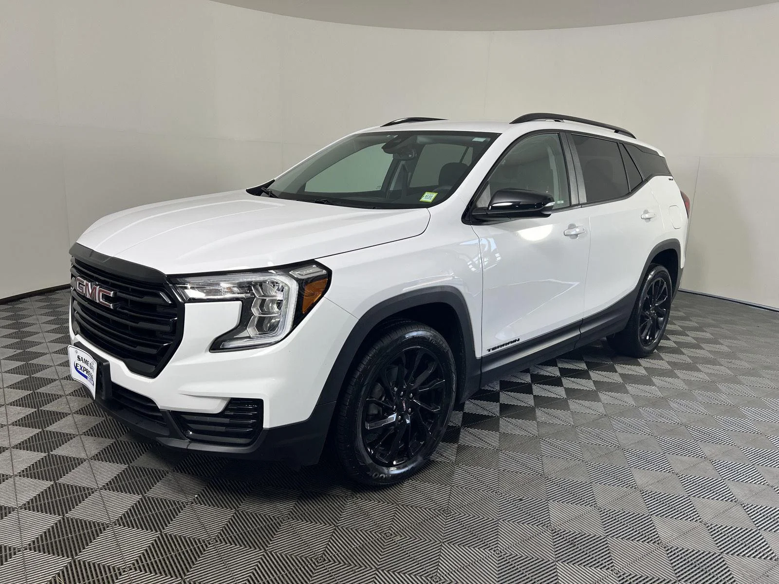 Used 2024 Summit White GMC SLE image 28