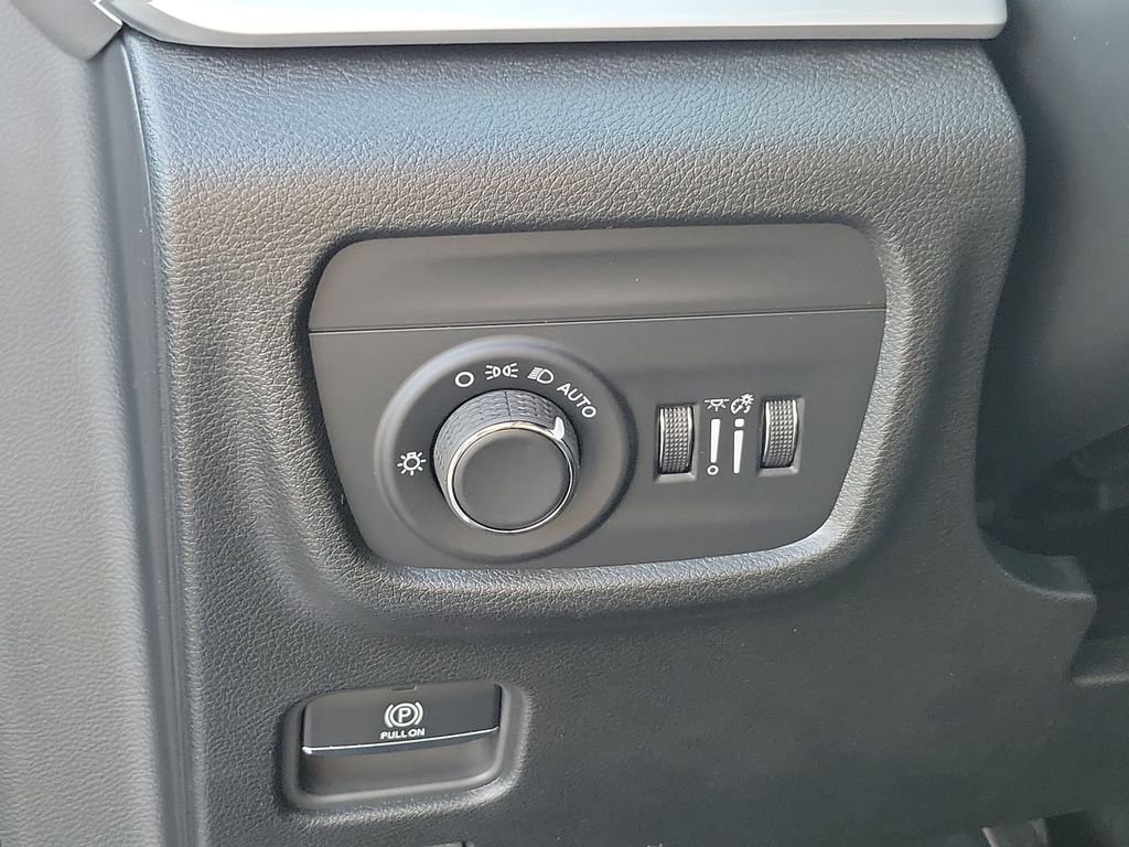 New 2026 Silver Zynith Jeep Laredo X image 17