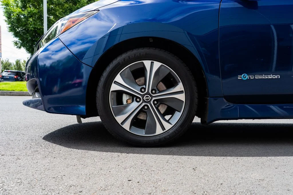 Used 2018 Blue Nissan SL image 7