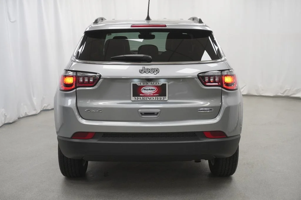 Certified Used 2022 Silver Jeep Latitude image 10