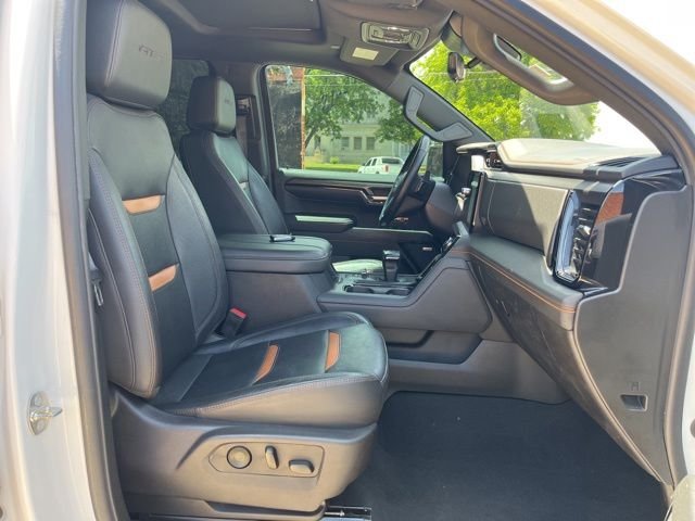 Used 2024 White GMC AT4 image 30