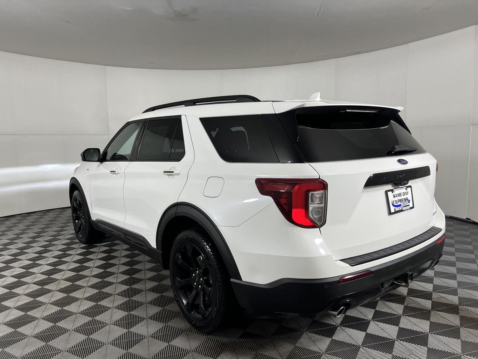 Used 2023 Star White Metallic Tri-Coat Ford ST-Line image 3