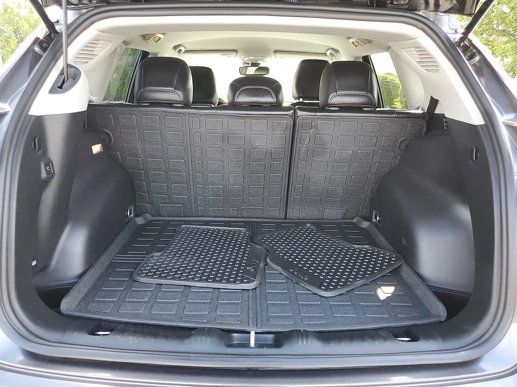 Used 2022 Granite Crystal Metallic Clear Coat Jeep Latitude image 8