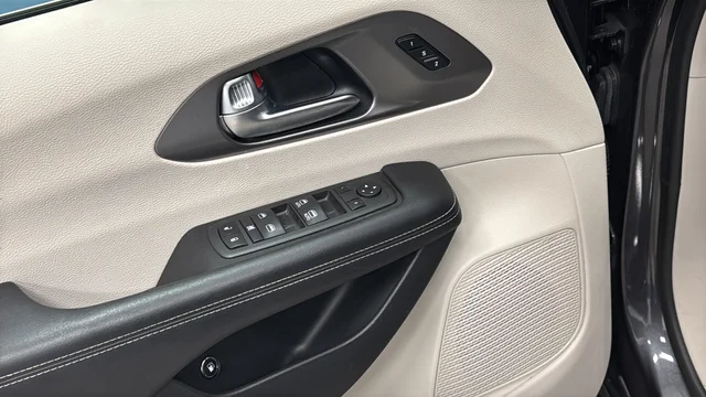 Used 2022 Crystal Metallic Chrysler Touring L image 19