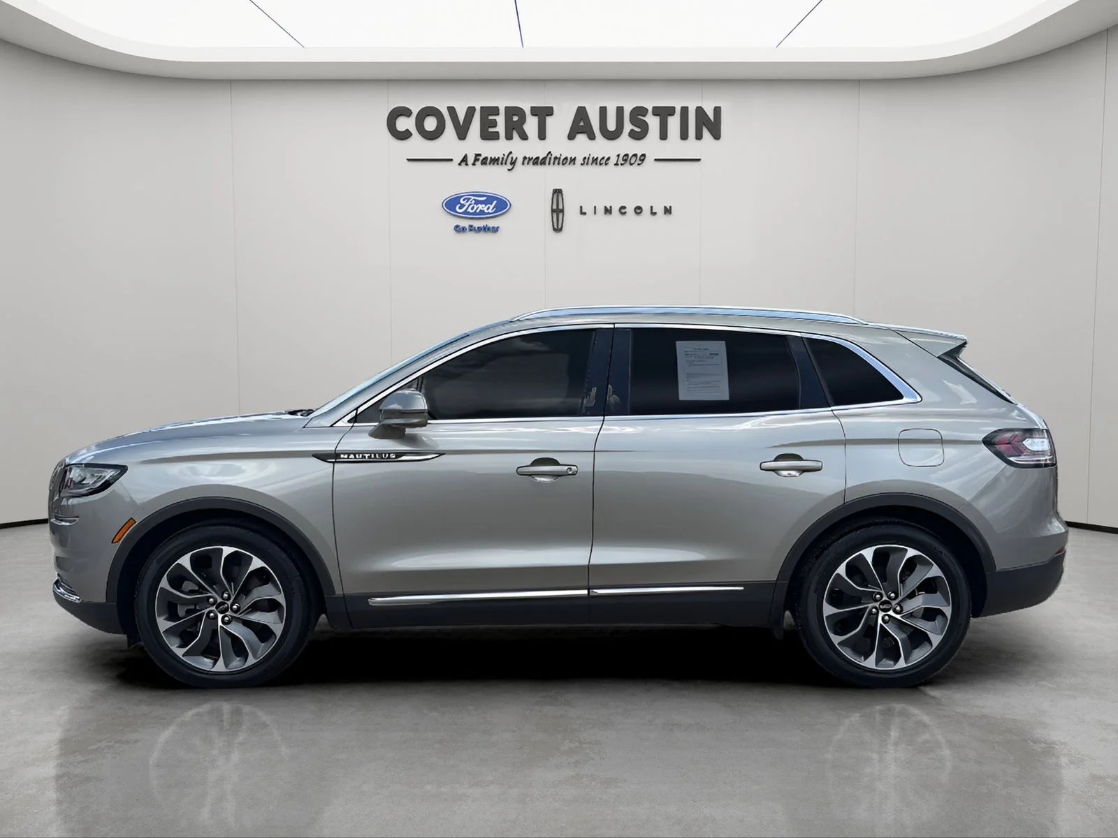 Used 2023 Beige Lincoln Reserve image 2
