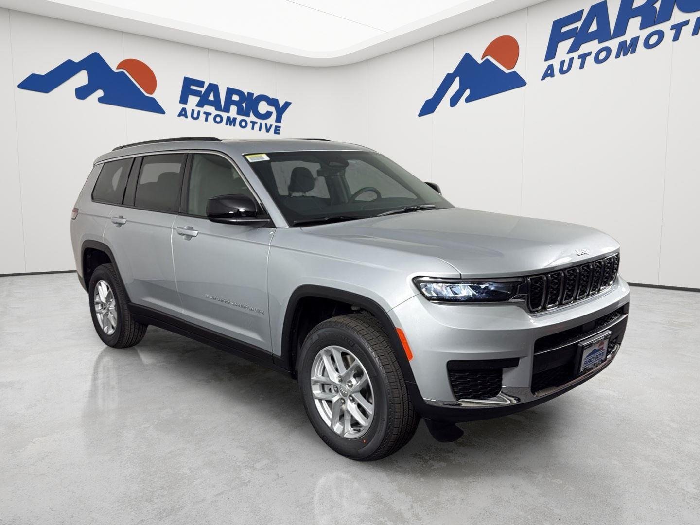 New 2025 Silver Zynith Exterior Paint Jeep Laredo X image 2