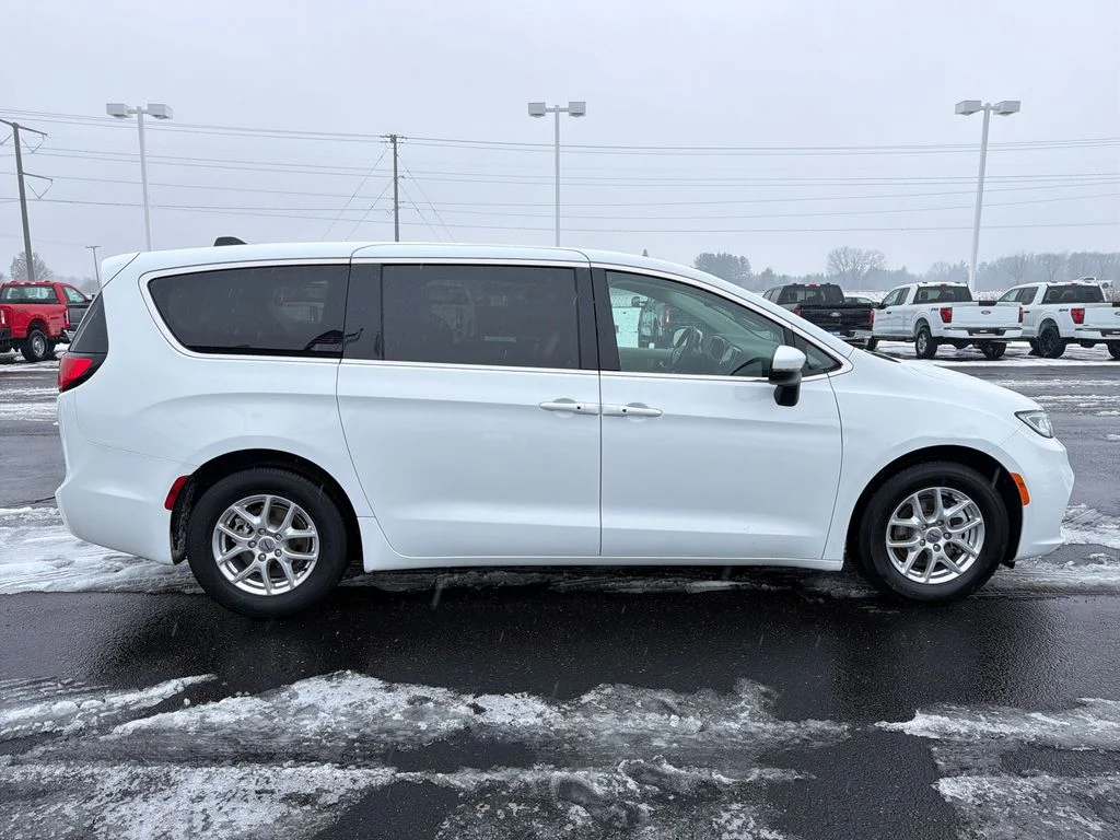 2023 Chrysler Pacifica Touring L - Photo 6