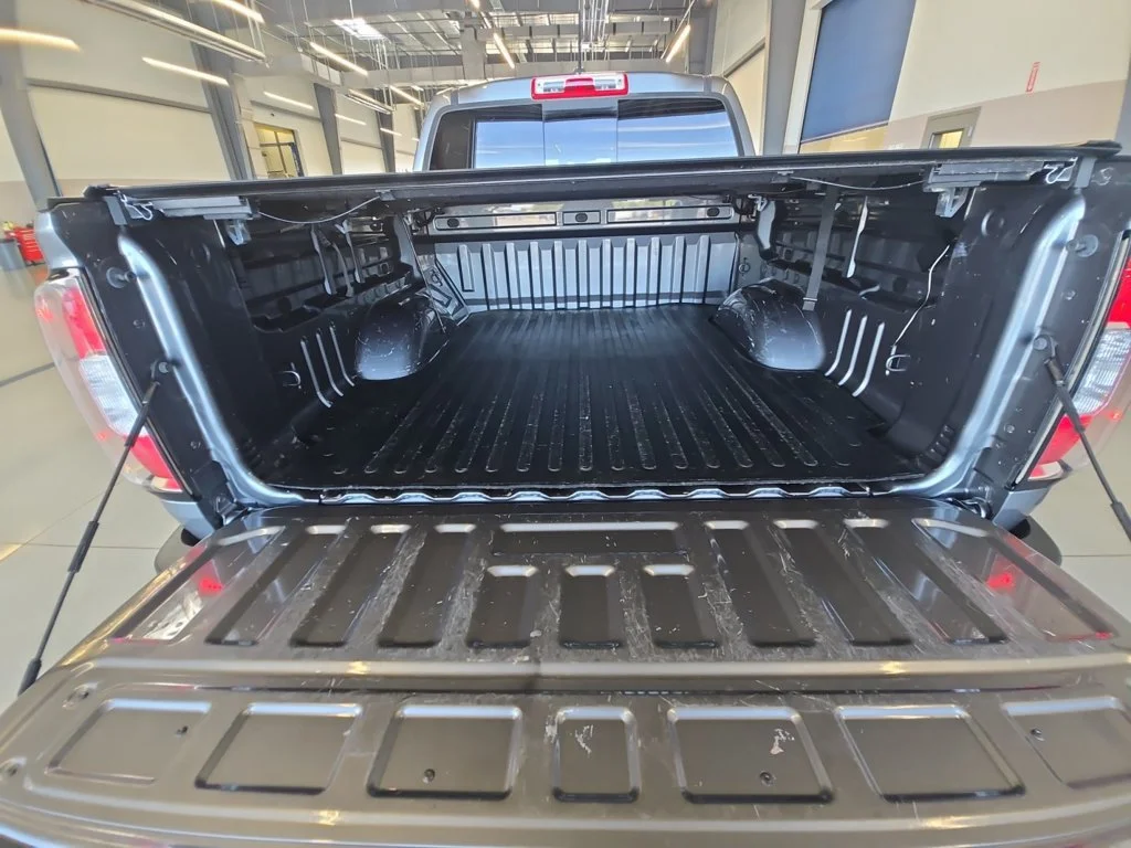 Used 2018 SATIN STEEL METALLIC GMC 4WD SLT image 23