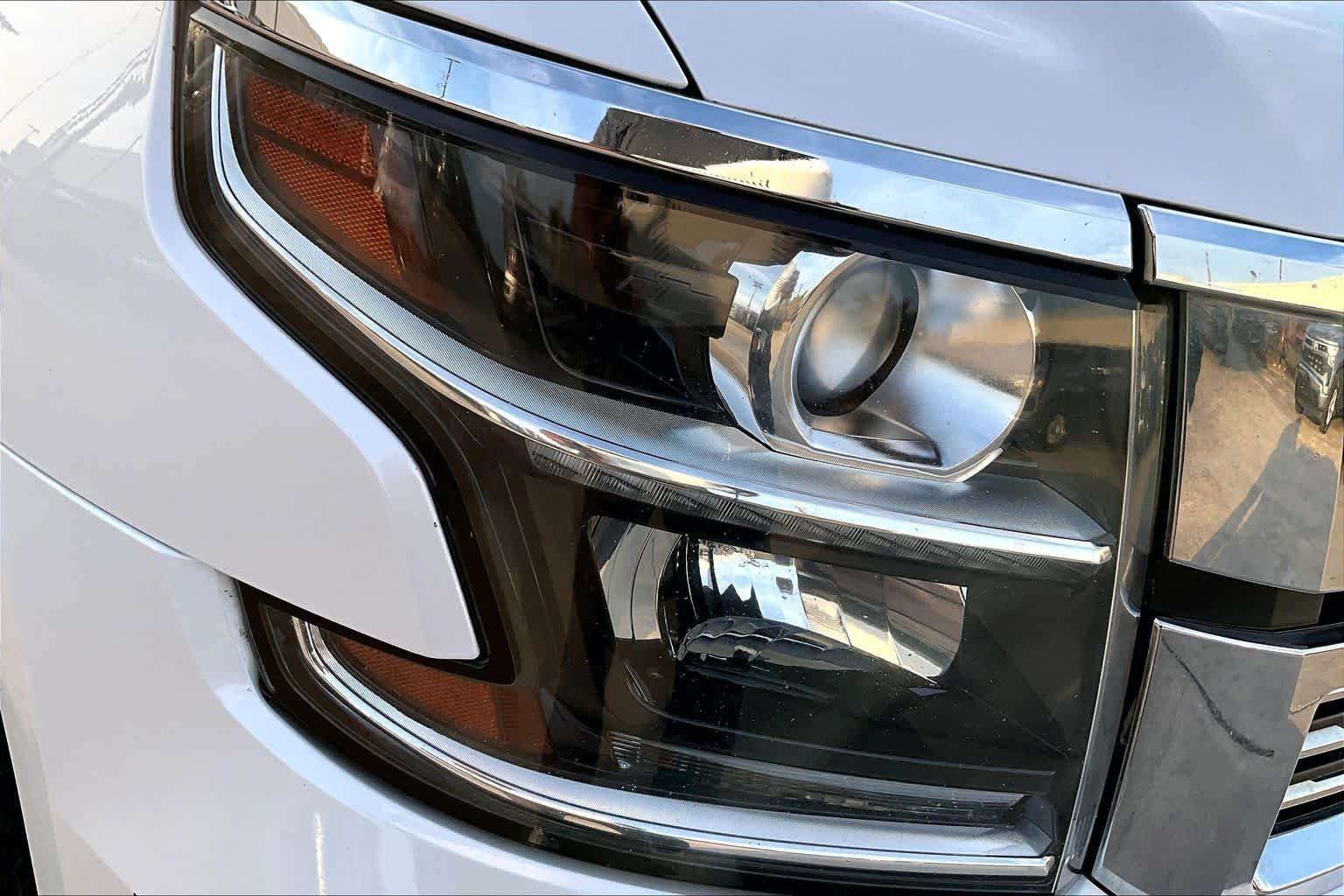 Used 2019 Iridescent Pearl Tricoat Chevrolet Premier image 28