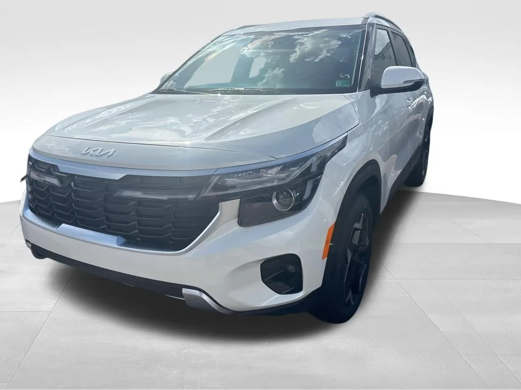 Used 2024 White Kia SX image 8