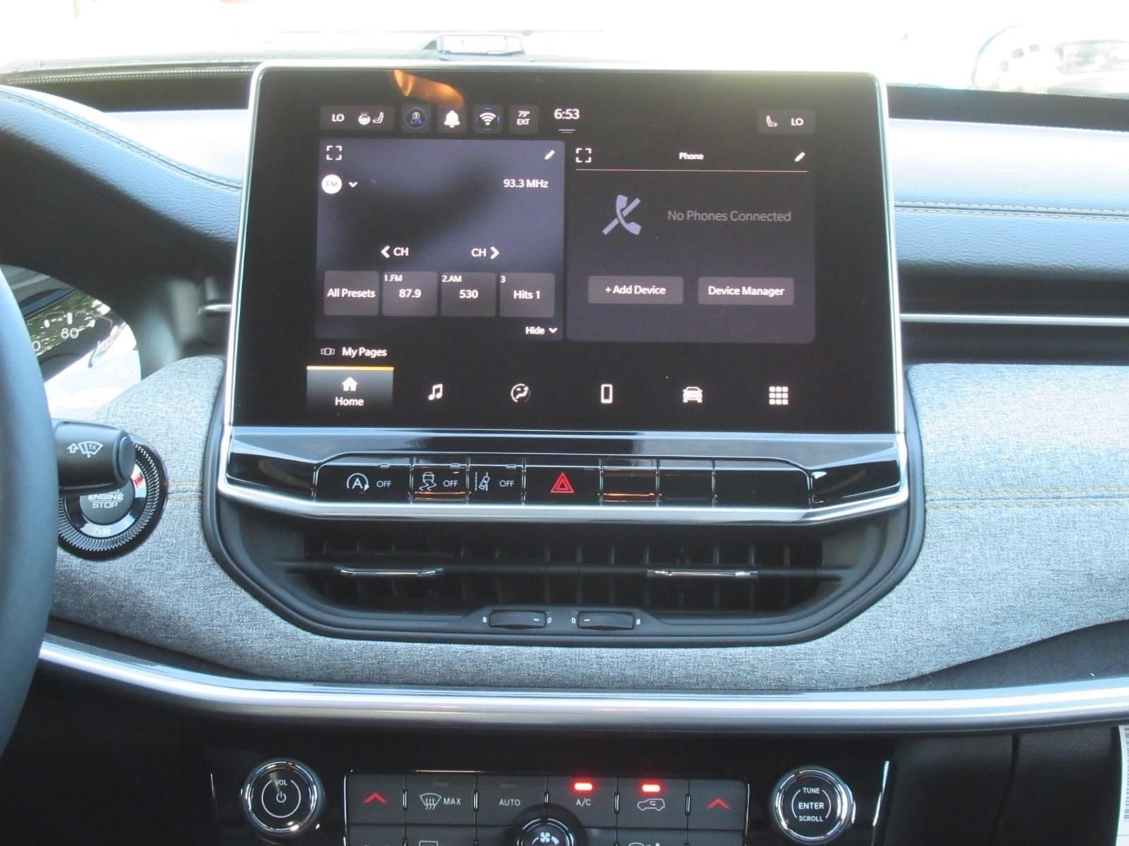 New 2026 Diamond Black Crystal Pearlcoat Jeep Latitude image 15