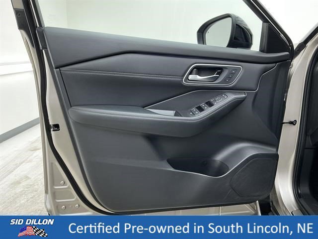 Used 2025 Champagne Silver Metallic/Super Black Nissan Platinum image 16