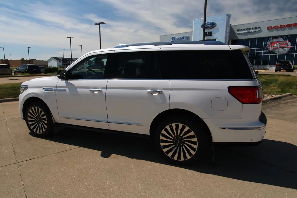 Used 2019 White Platinum Tri-Coat Metallic Lincoln Reserve image 17