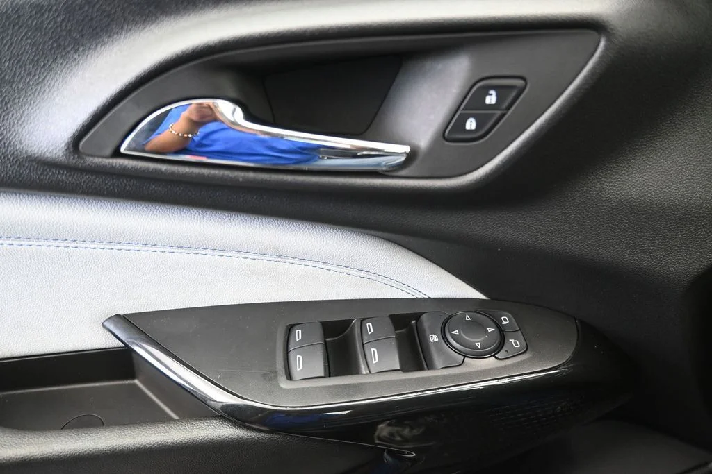 Used 2025 Summit White Chevrolet LT image 17
