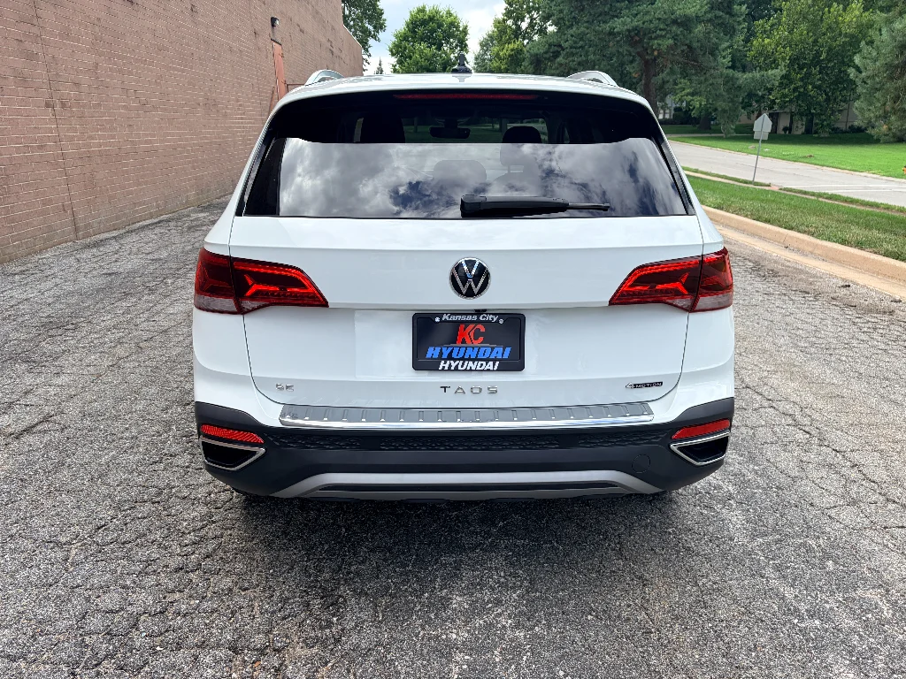 Used 2024 Pure White Volkswagen SE image 4