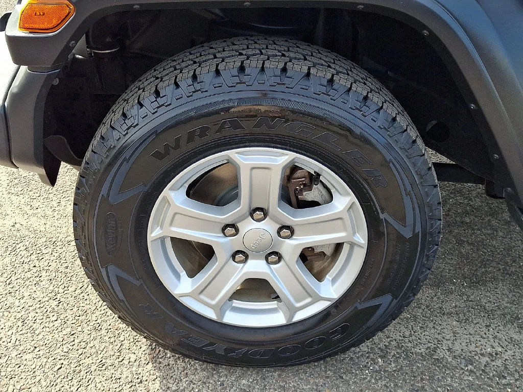 Used 2019 Silver Jeep Unlimited Sport S image 29