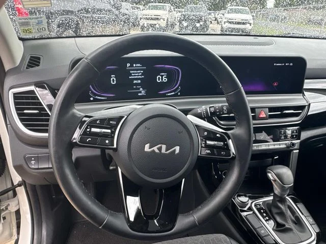 Used 2025 White Kia S image 34