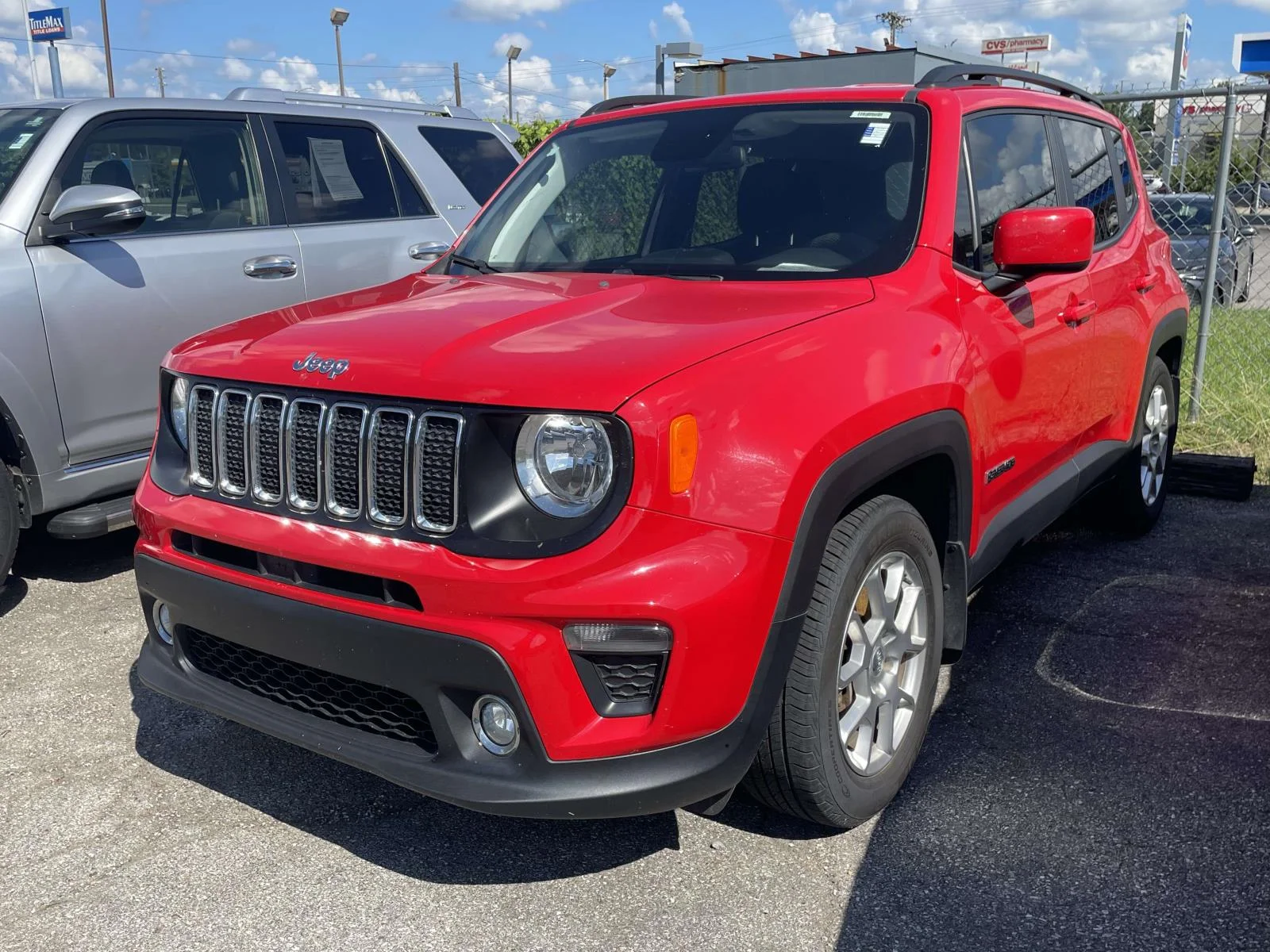 Used 2019 Red Jeep Latitude FWD image 3