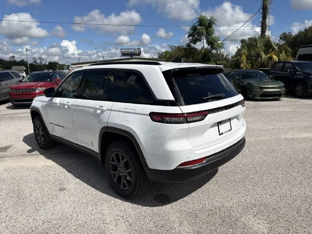 New 2027 Bright White Clear-Coat Paint Jeep Laredo Altitude image 6