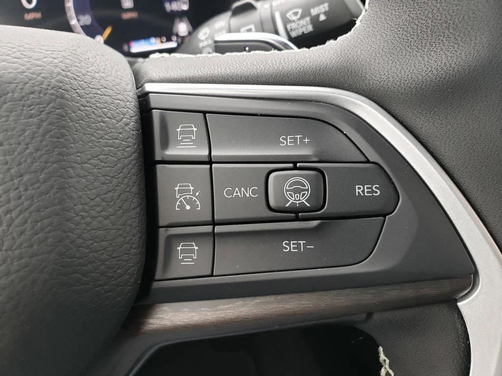New 2026 Baltic Gray Metallic Clear-Coat Exterior Paint Jeep Laredo Altitude image 19