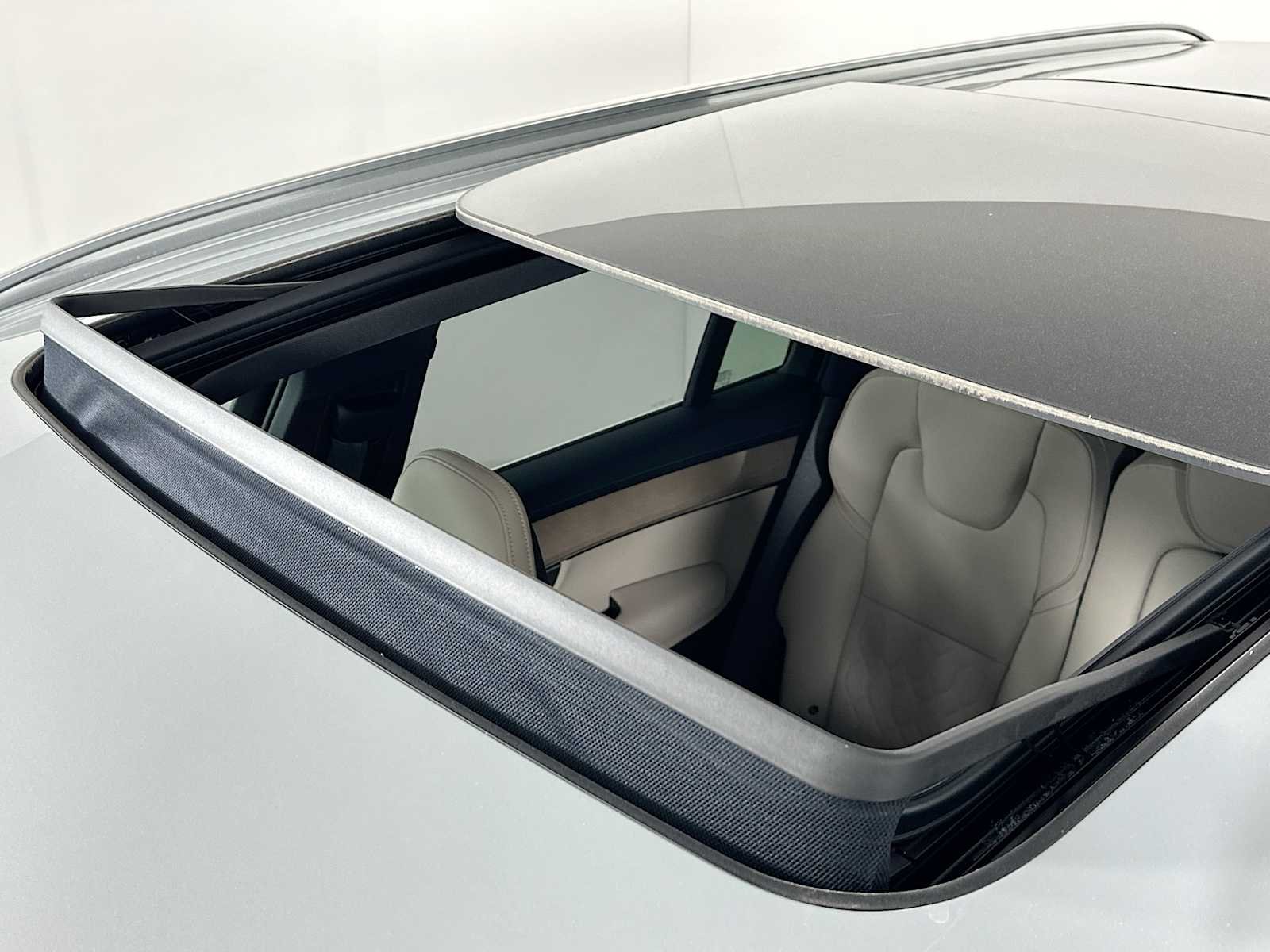 New 2026 Vapour Grey Volvo Plus image 19