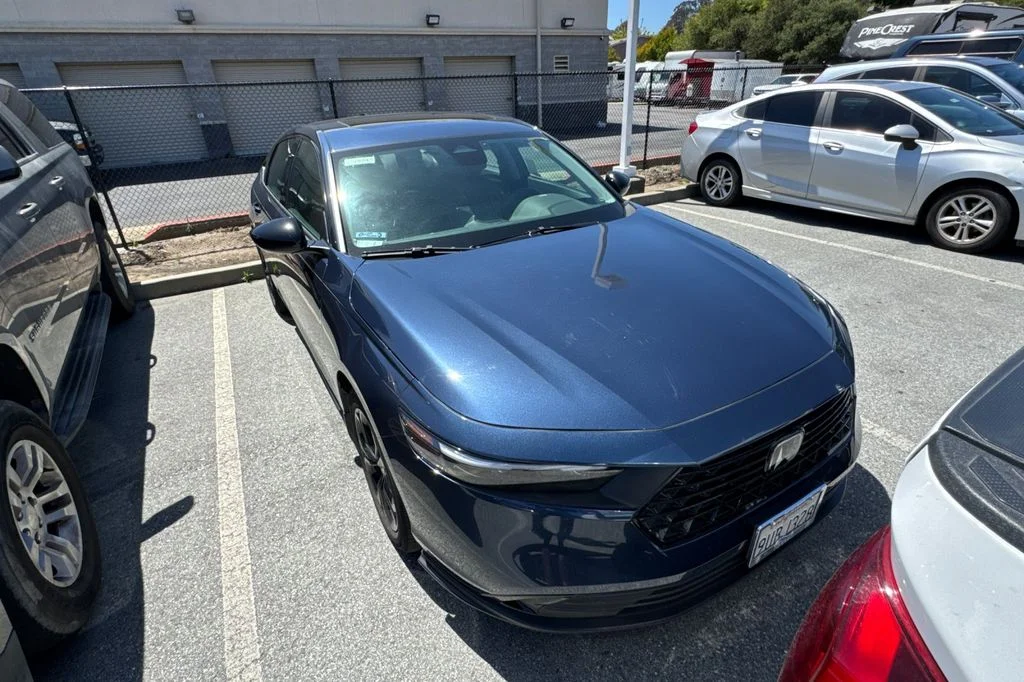 Used 2025 Canyon River Blue Met Honda SE image 3