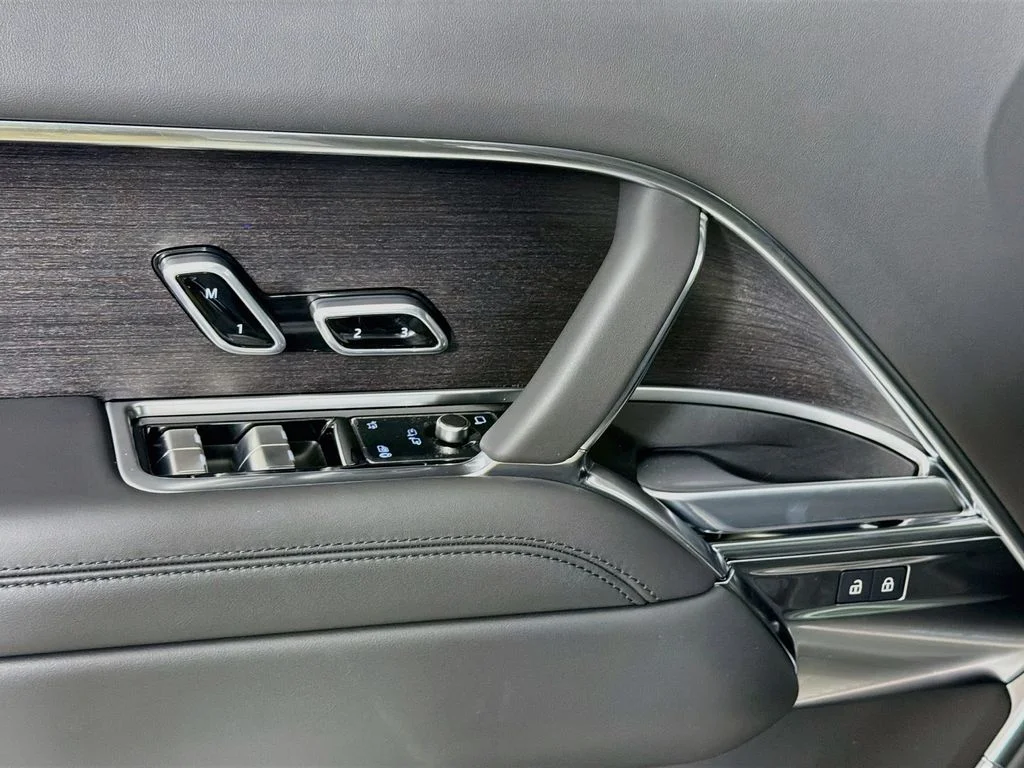 New 2026 Santorini Black Land Rover SE 7 Seats image 18