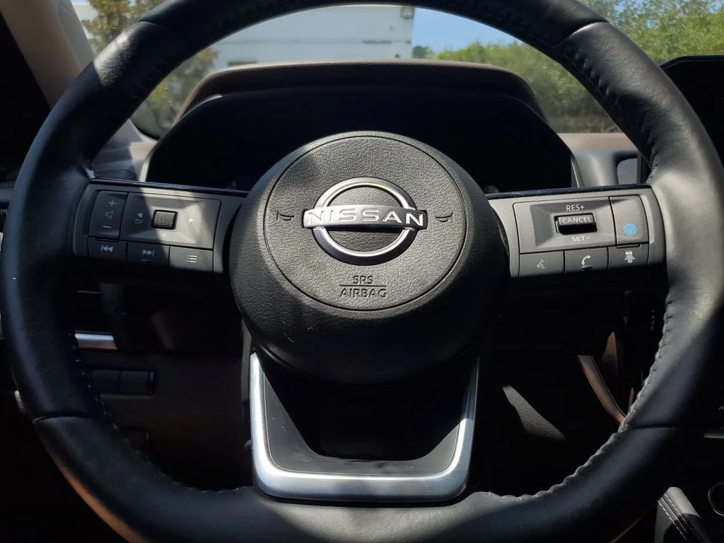 Used 2023 White Nissan Platinum image 24