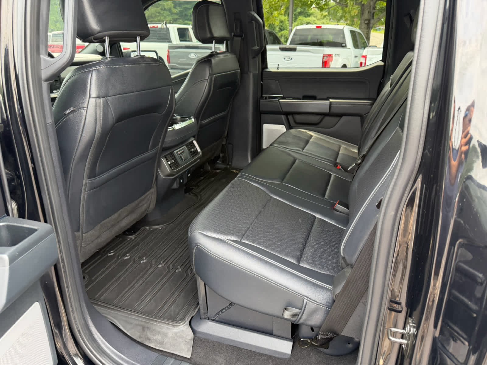 Used 2025 Agate Black Metallic Ford LARIAT image 12