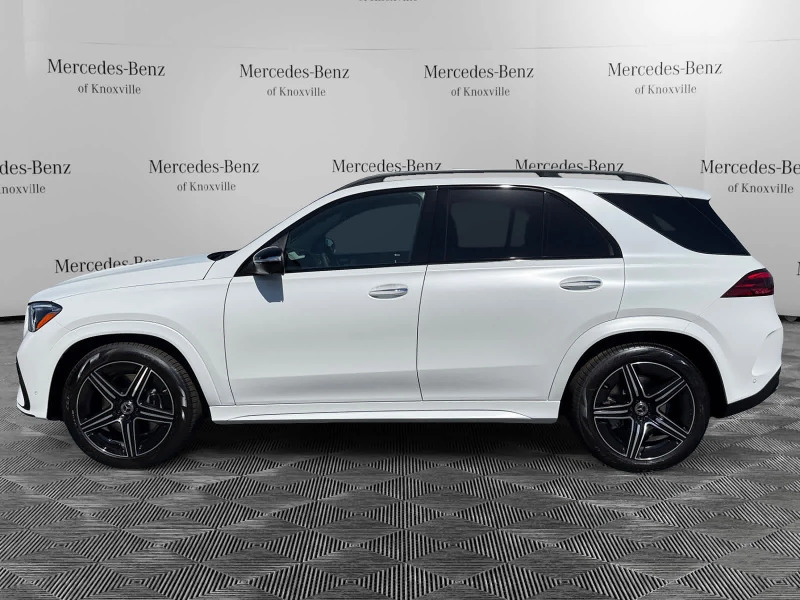 New 2026 MANUFAKTUR Moonlight White Magno Mercedes-Benz GLE 450 image 2