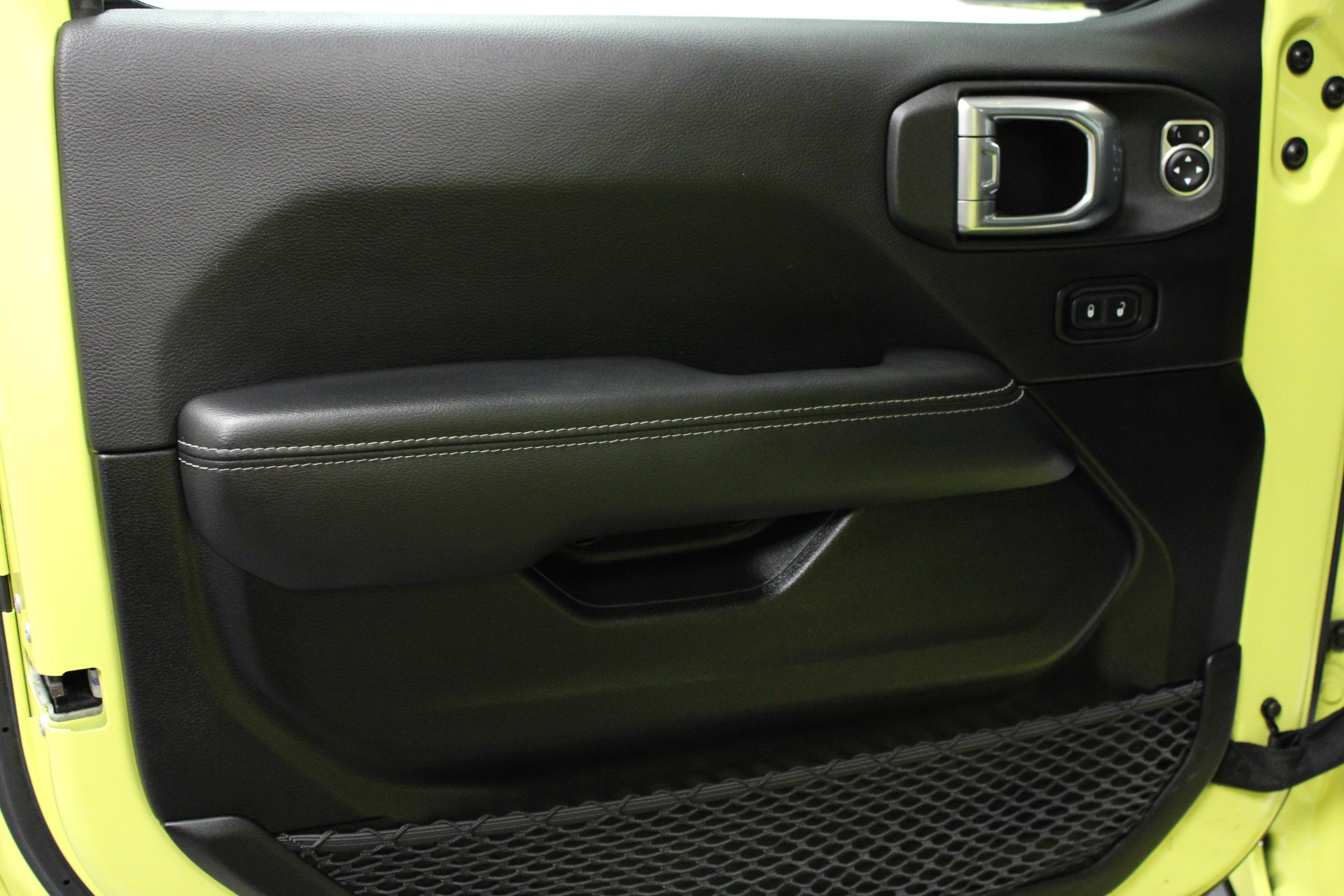 Used 2023 High Velocity Clearcoat Jeep Sahara image 11