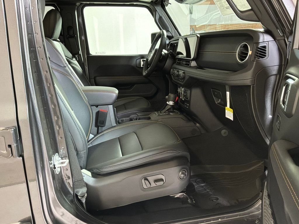 New 2026 Granite Crystal Metallic Clearcoat Jeep Sahara image 21
