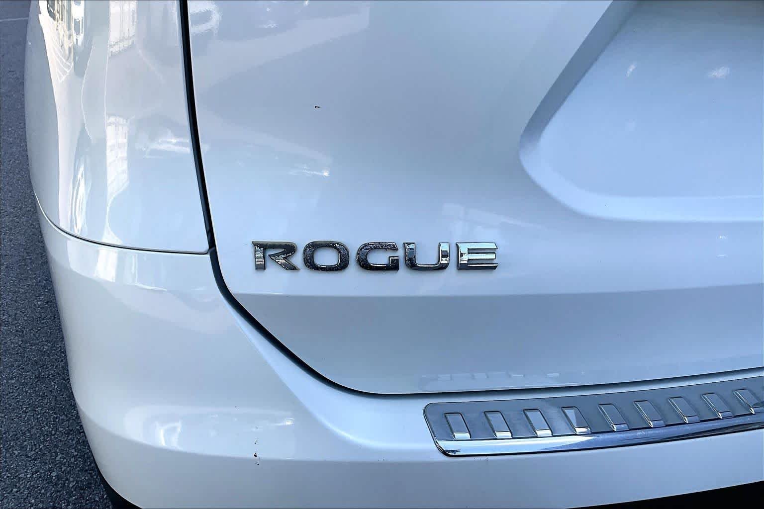 Used 2014 Moonlight White Nissan SL image 31