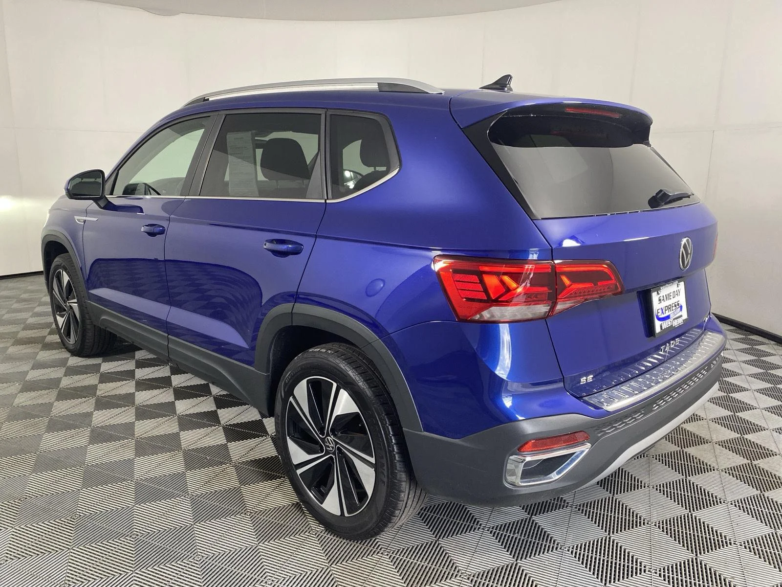Used 2024 Dusk Blue Metallic Volkswagen SE image 14