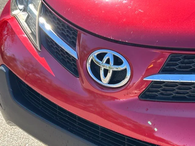 Used 2015 Red Toyota XLE image 8