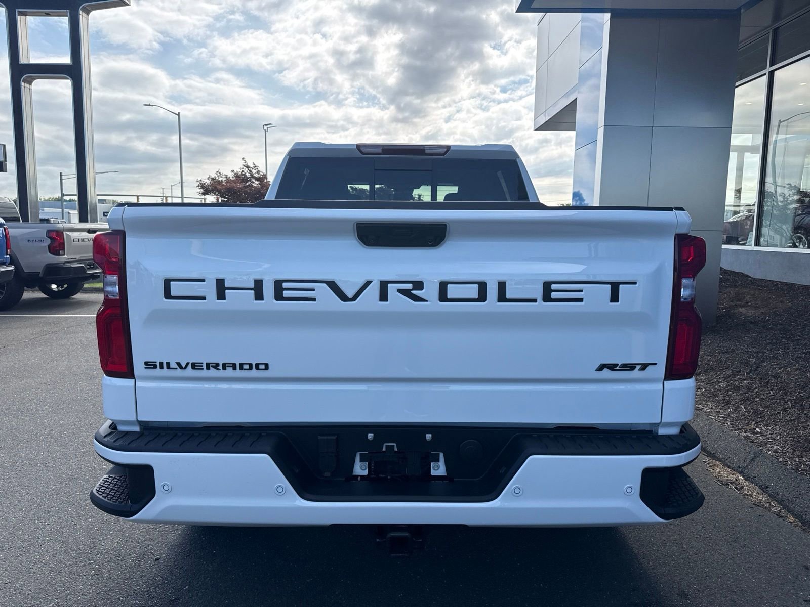 New 2026 Summit White Chevrolet RST with 22inch Black Wheels - Convenience II - Safety - Sunroof - Leather - Dark Essentials - Protection *In Stock* image 7