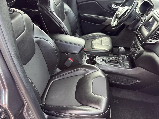 Used 2019 Gray Jeep Latitude Plus image 9