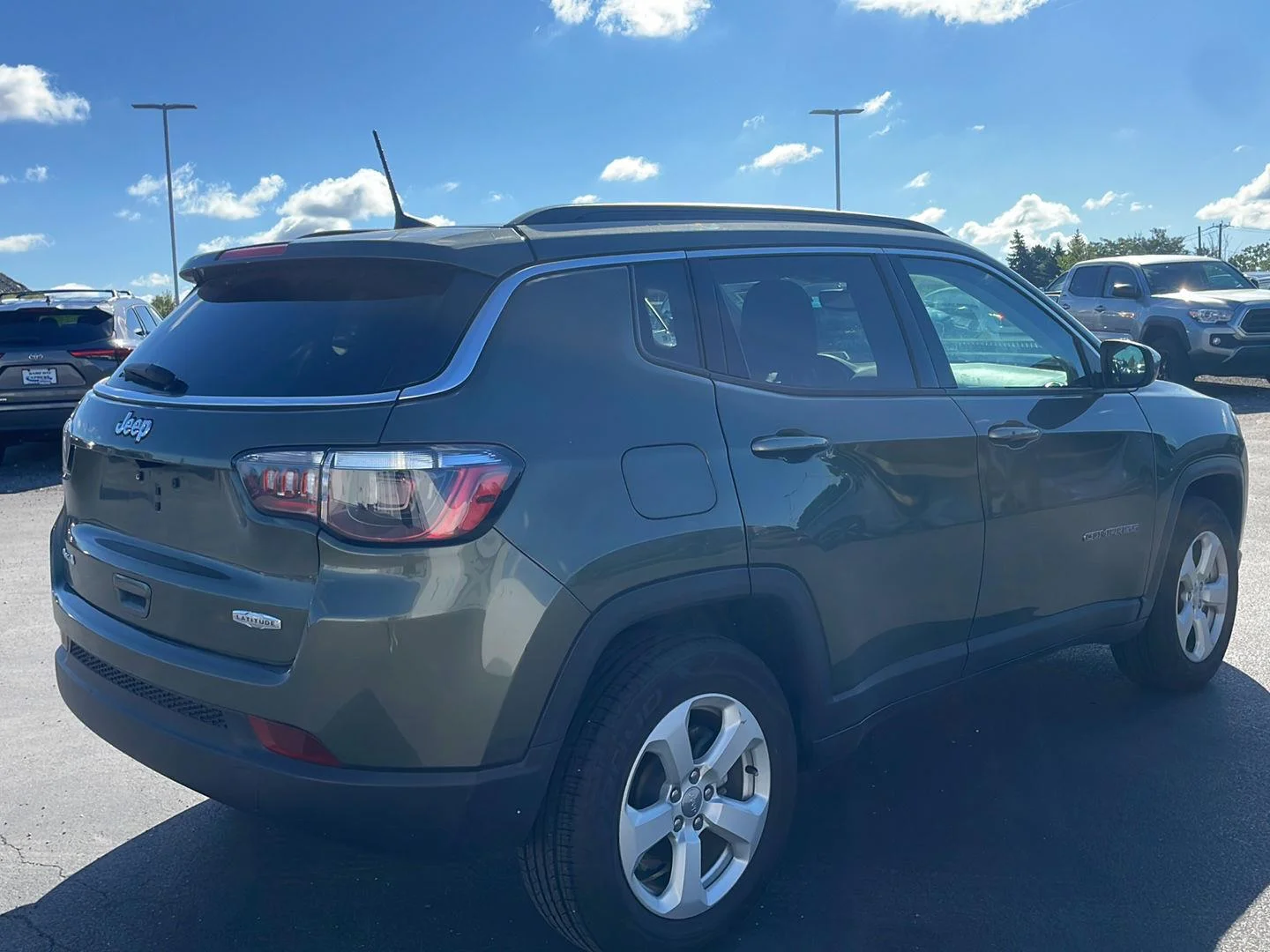 Used 2020 Olive Green Pearlcoat Jeep Latitude image 10