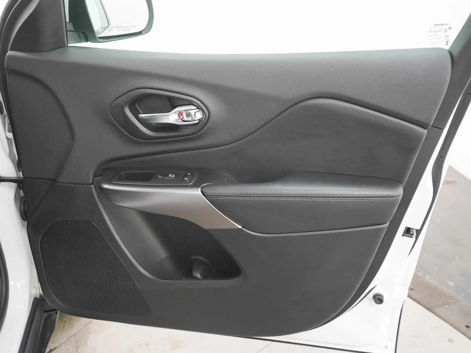 Used 2019  Jeep Limited image 10