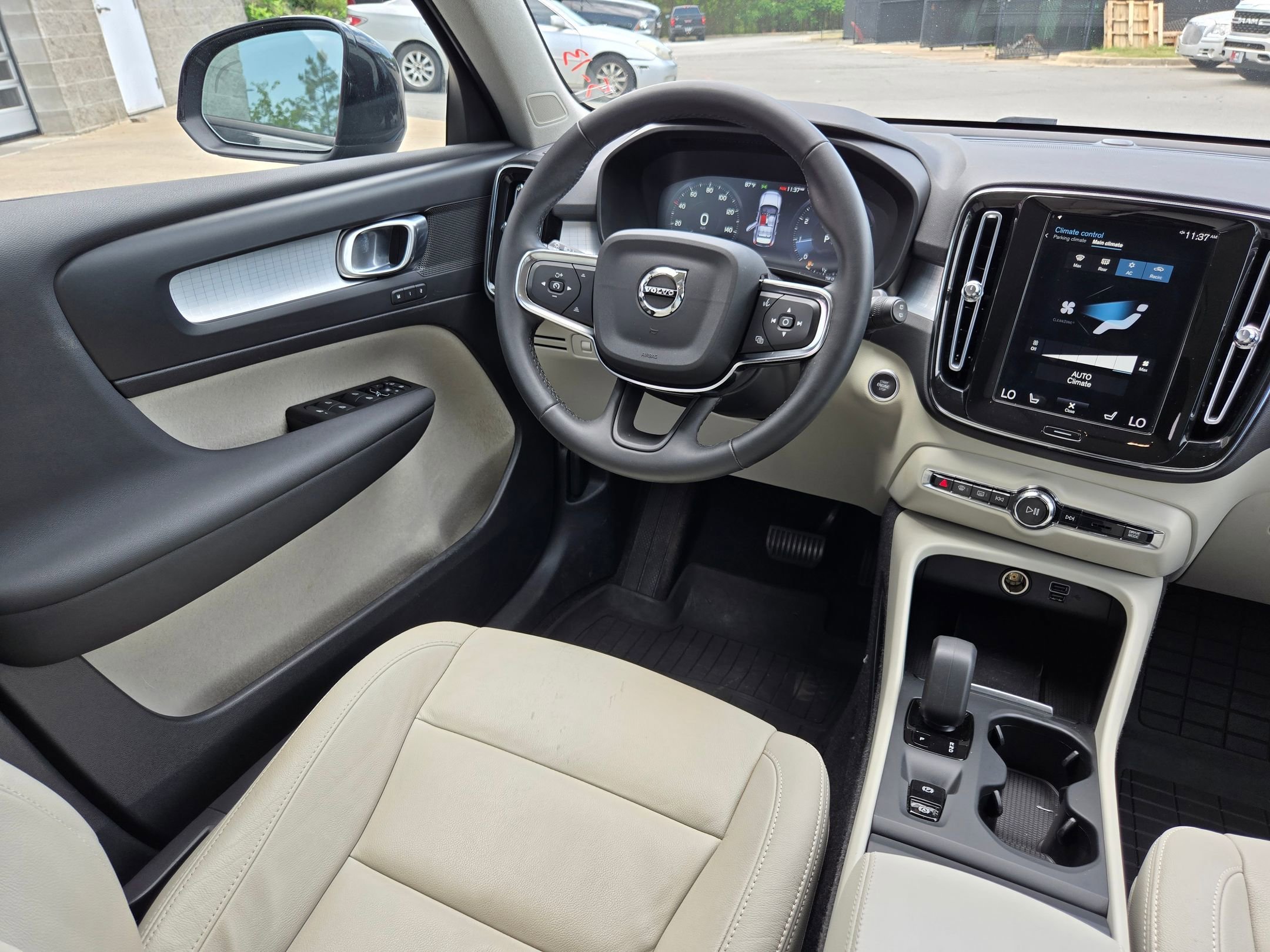 Used 2022 Denim Blue Metallic Volvo Momentum image 9